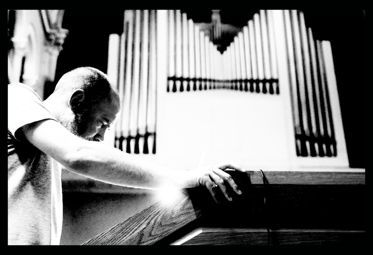 Maxime Denuc aan het orgel